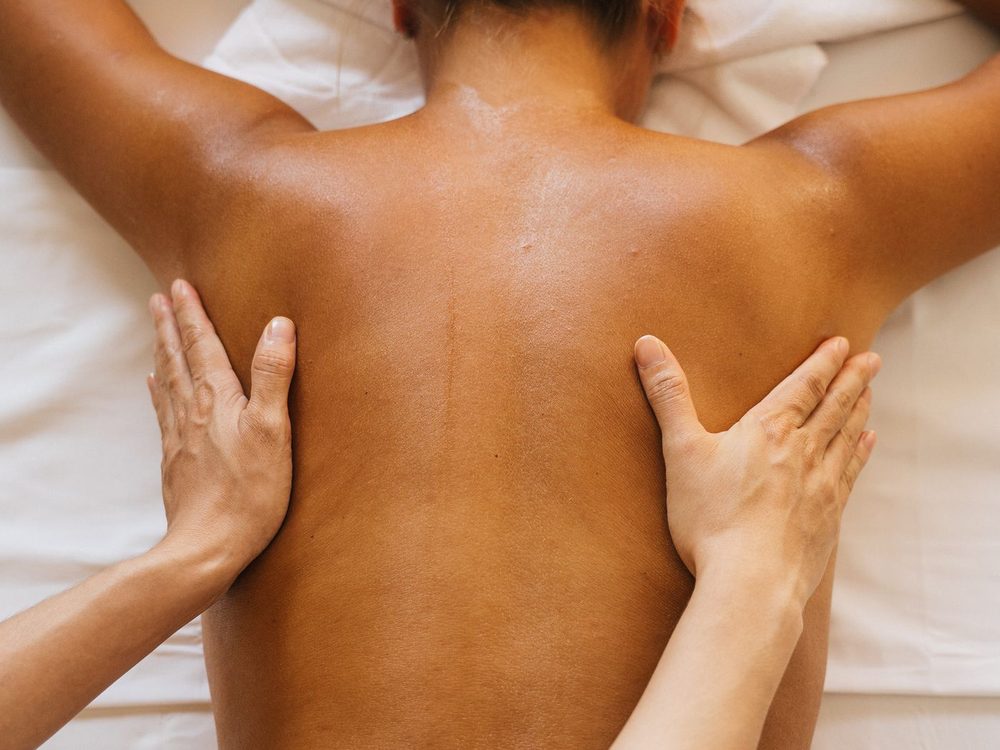 Entspannende Rückenmassage – ein beliebtes Geschenk aus dem Angebot der Praxis